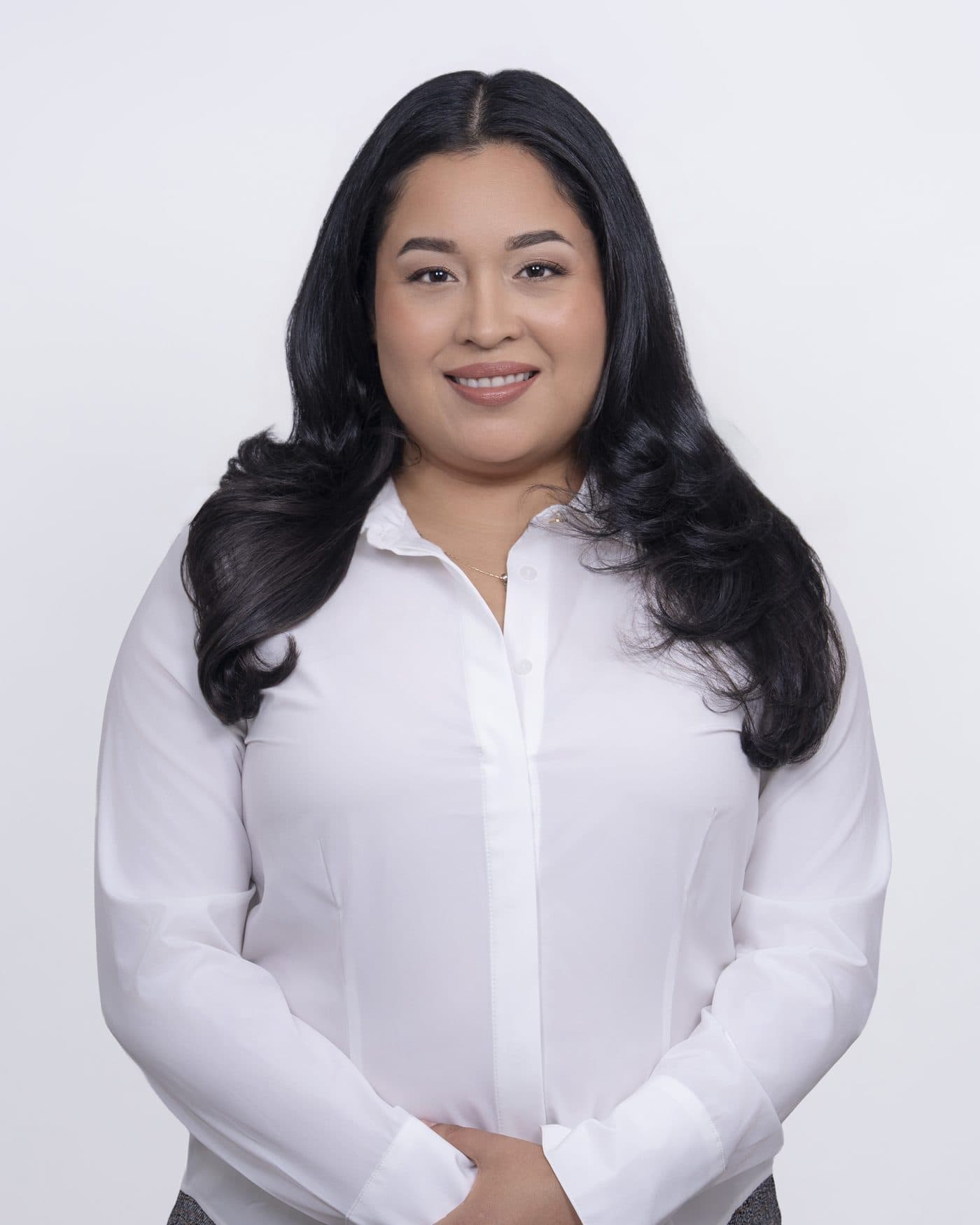 Portrait de Johanne Sorto Sura en chemise blanche